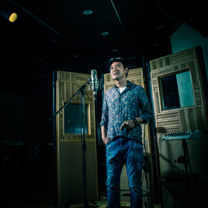 娇妻张开腿任人玩弄动态图
